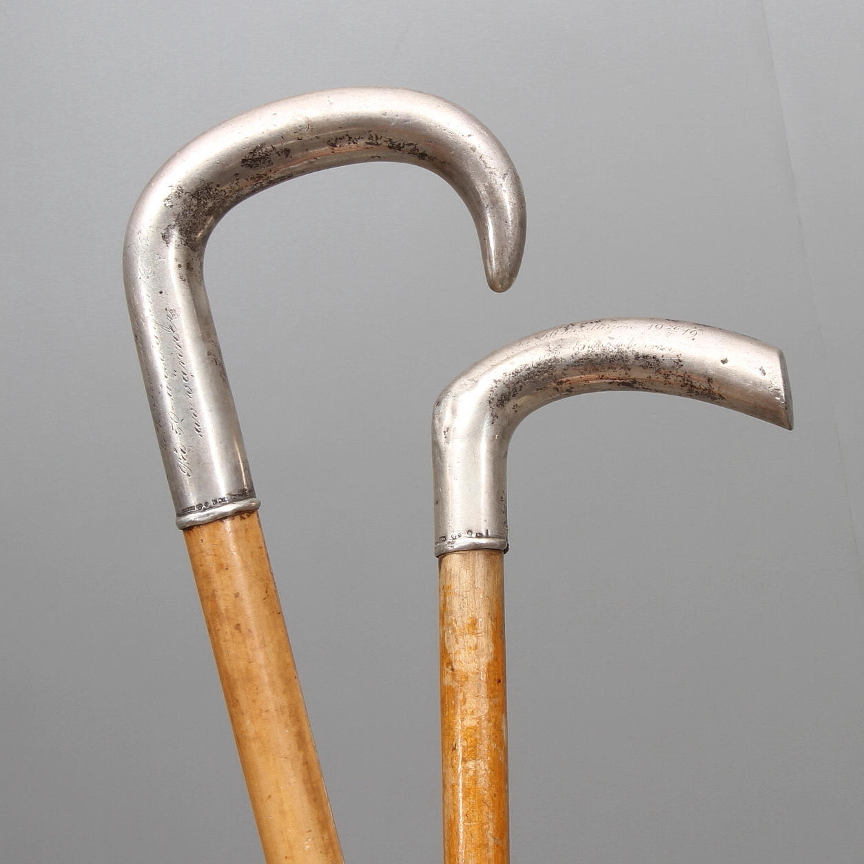 KÄPPAR, 2 st, med silverkryckor, omkring 1920.