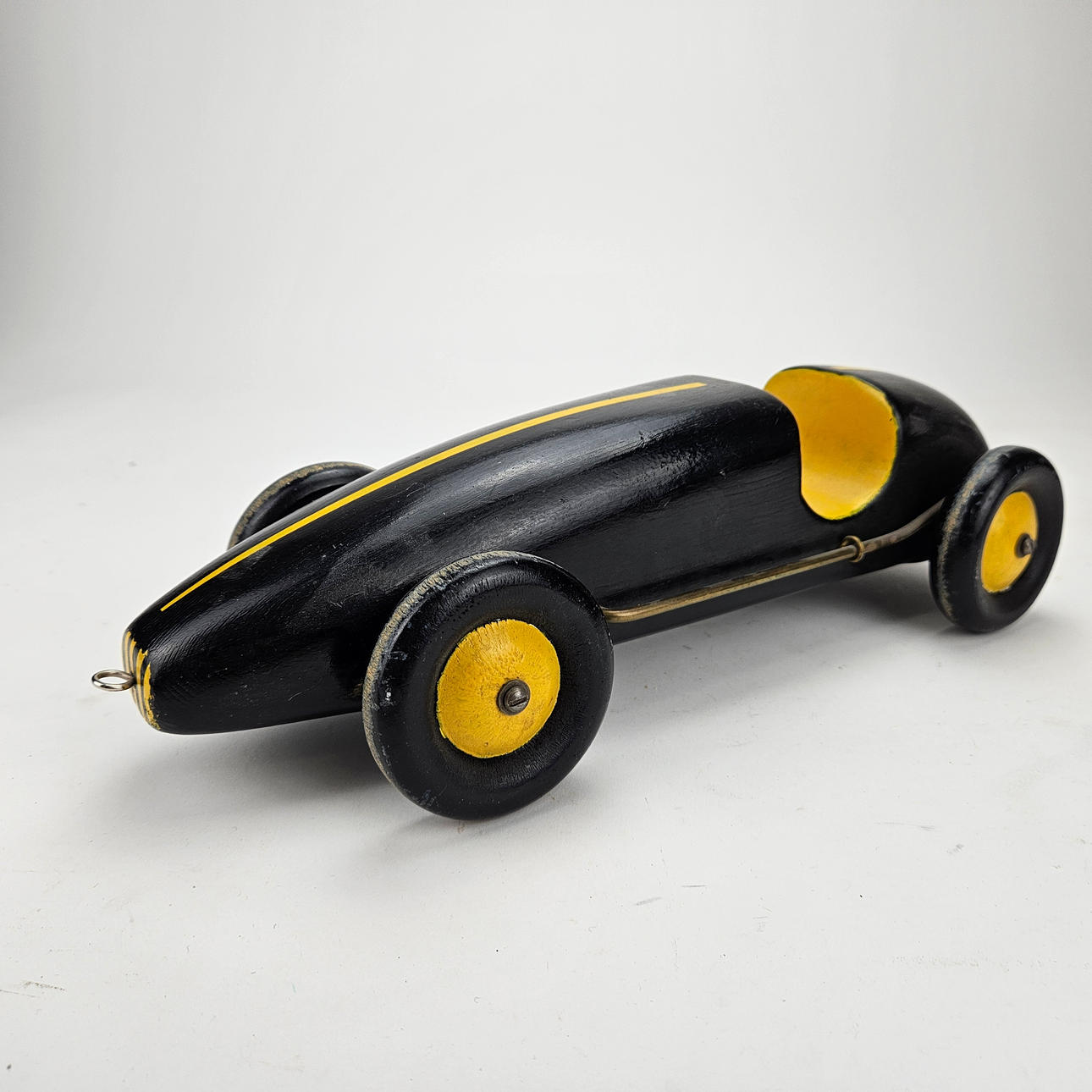 LEKSAKSBIL, bemålat trä, 1900-tal.