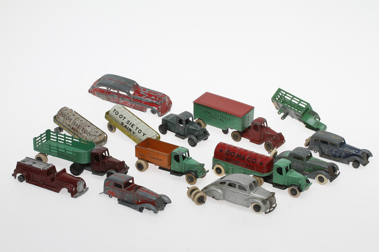 MODELLBILAR cirka 12 stycken TOOTSIE TOY, gjutjärn och plåt.