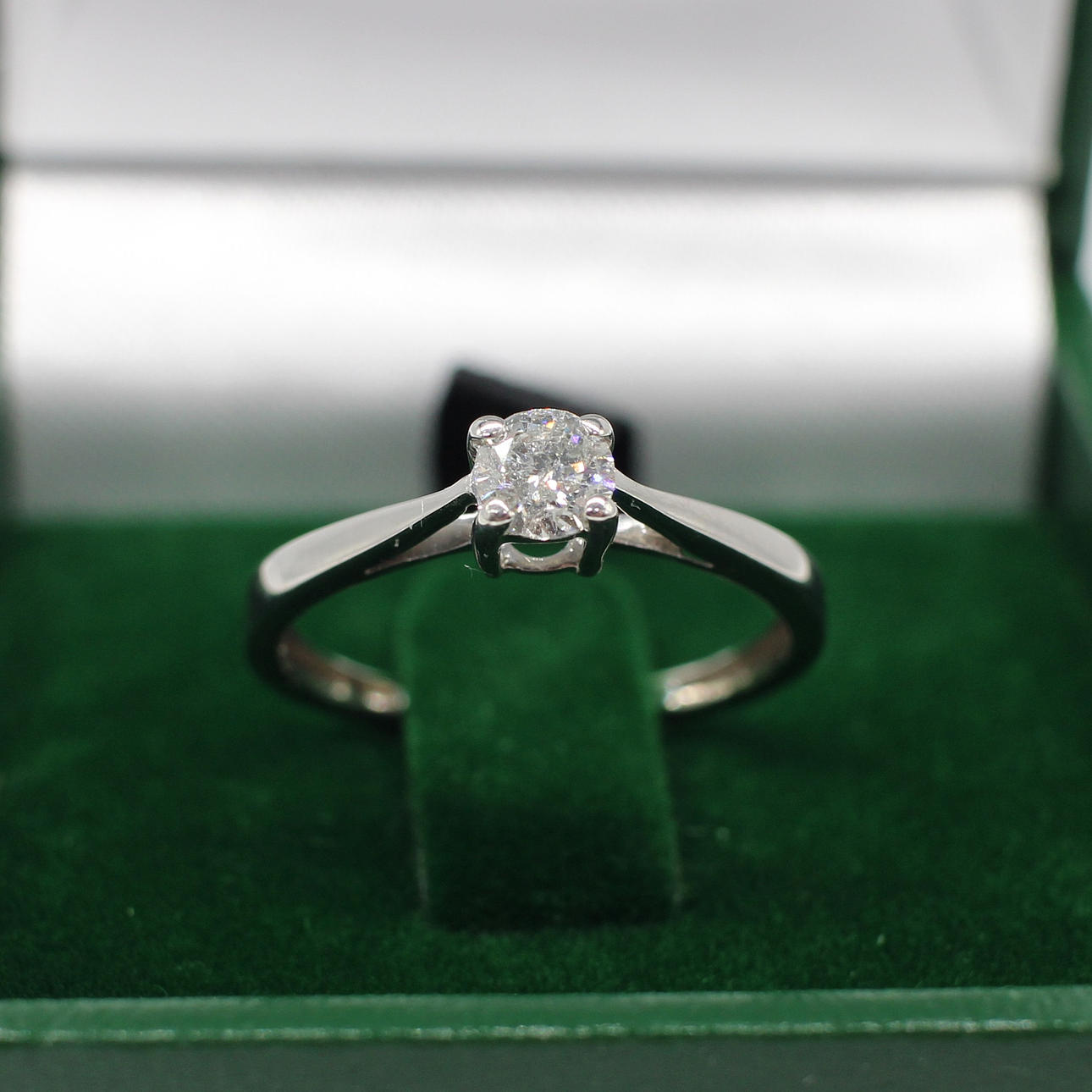 0.25CT DIAMOND SOLITAIRE RING.