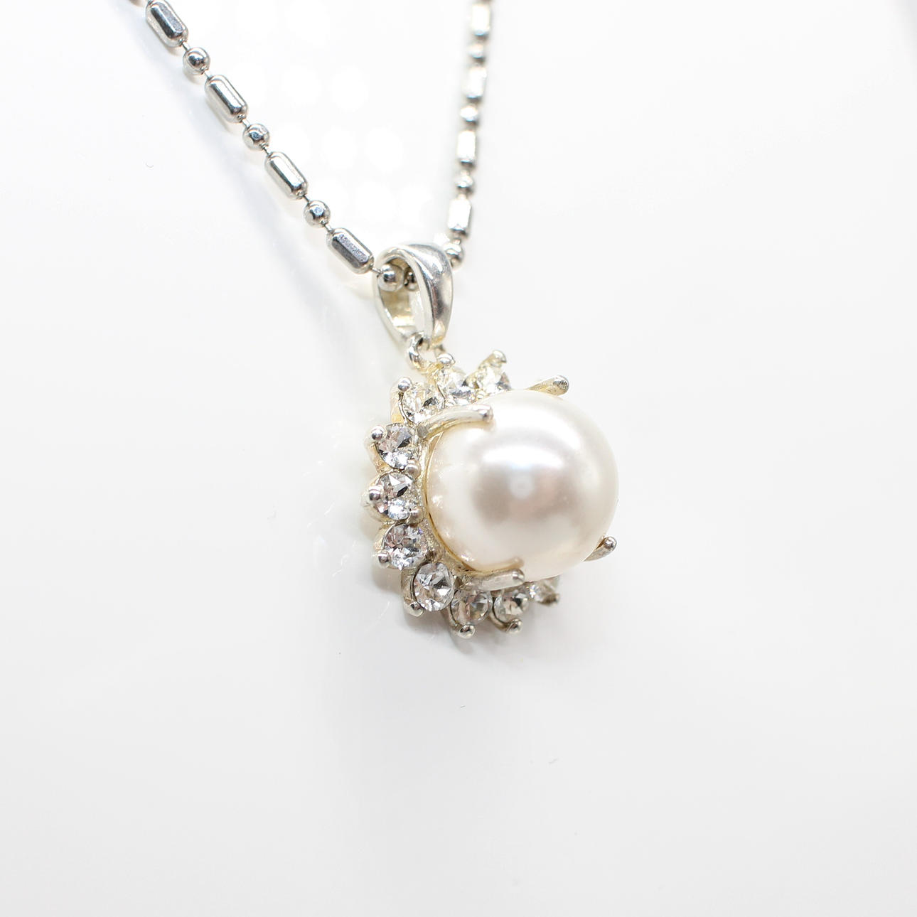 925 SILVER & SIMULATED PEARL NECKLACE.