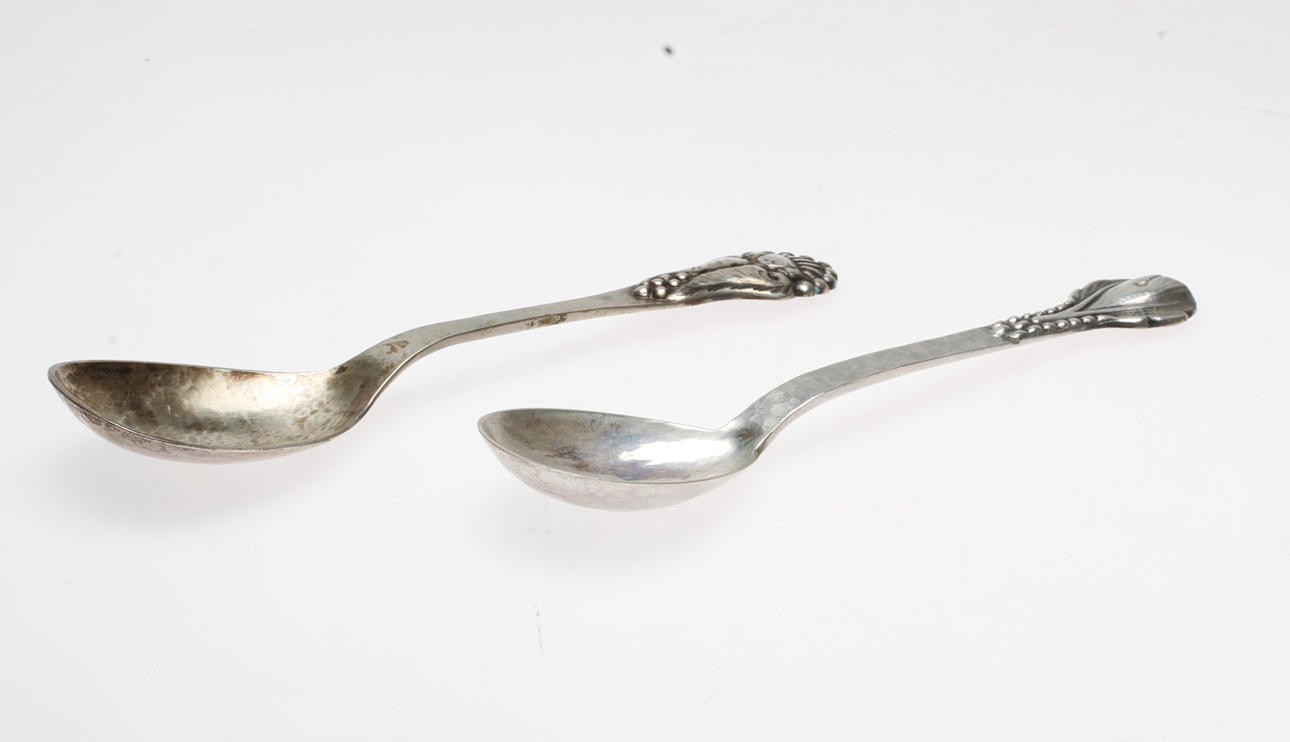 SKEDAR, 2 st, silver, jugend, Sverige, 1910/20-tal, vikt ca. 119,1 gram.