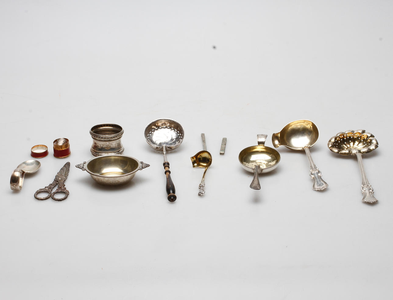 SILVERFÖREMÅL, 1800-1900-tal, total vikt ca. 283 gram.