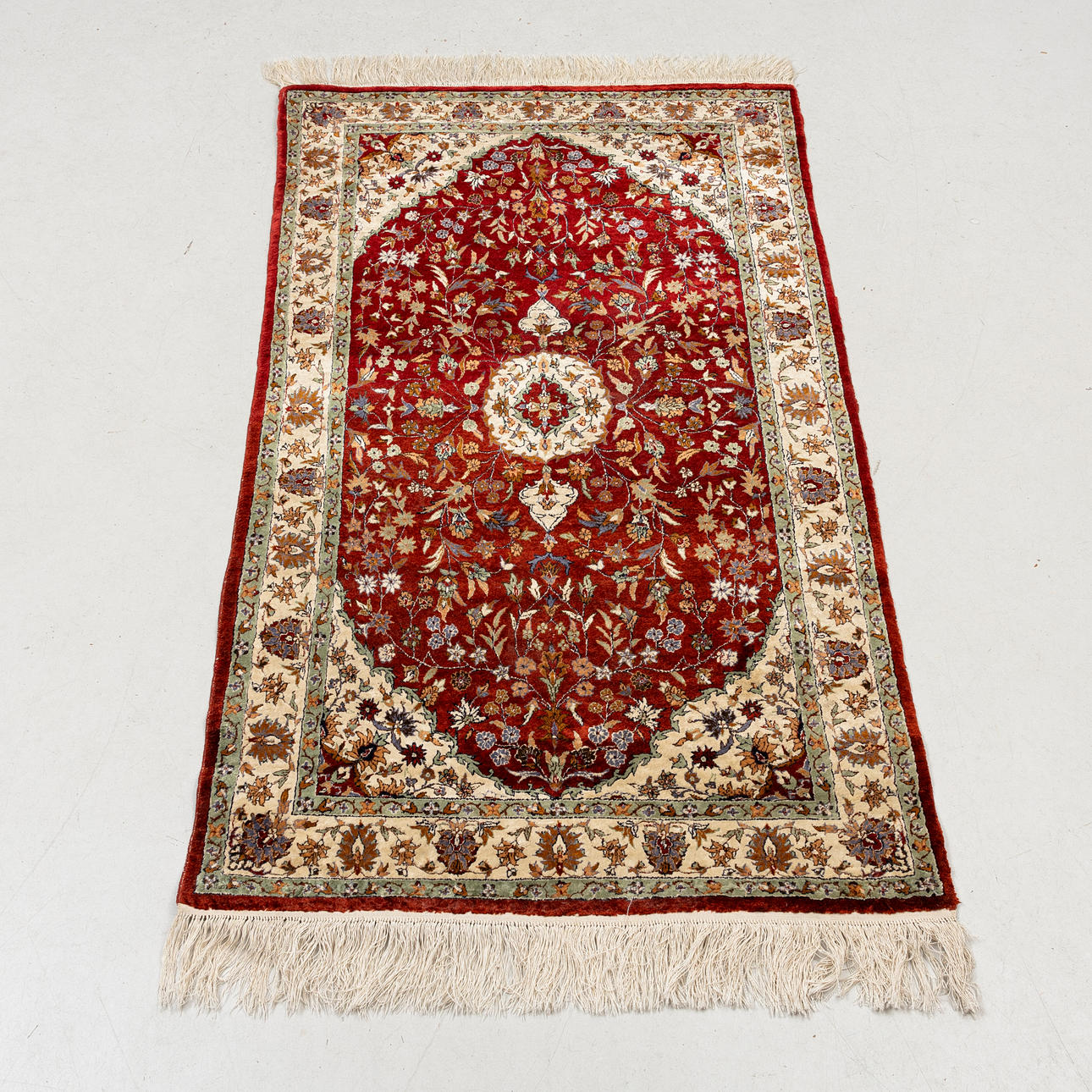 A carpet, silk, China, approx. 155x91 cm.