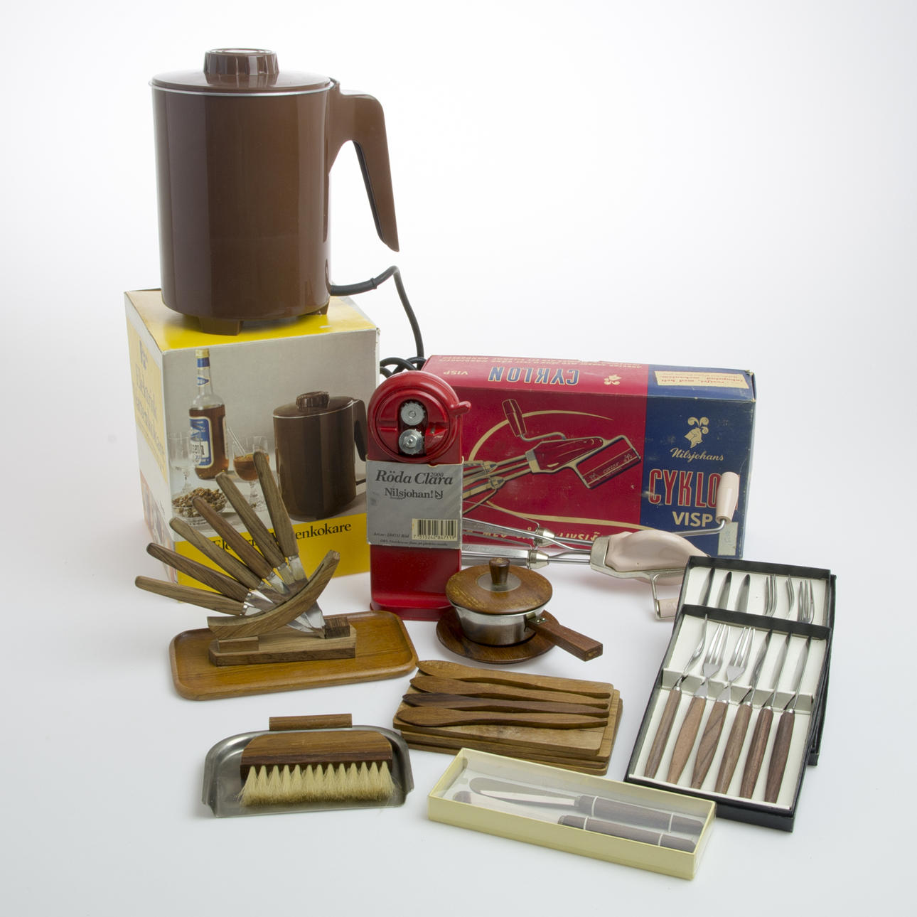 HUSGERÅD SAMT BESTICKDELAR, teak, 1900-talets mitt.