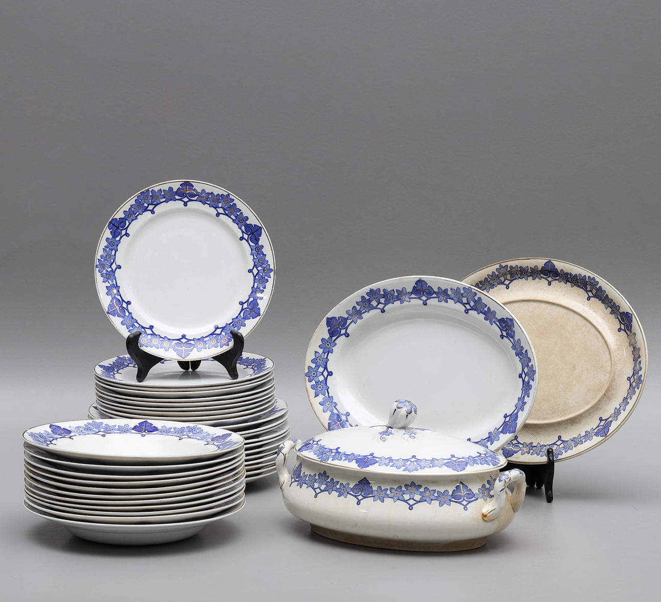 GUNNAR WENNERBERG. A 27-piece flintware set, “Blåsippa”, Gustafsberg.