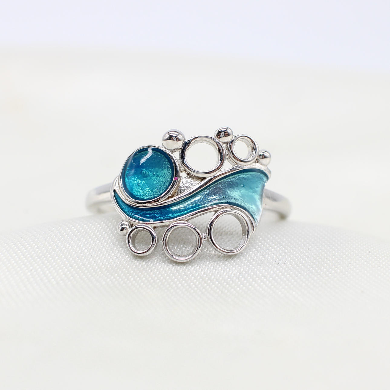 SILVER & PLIQUE A JOUR STYLE RING.