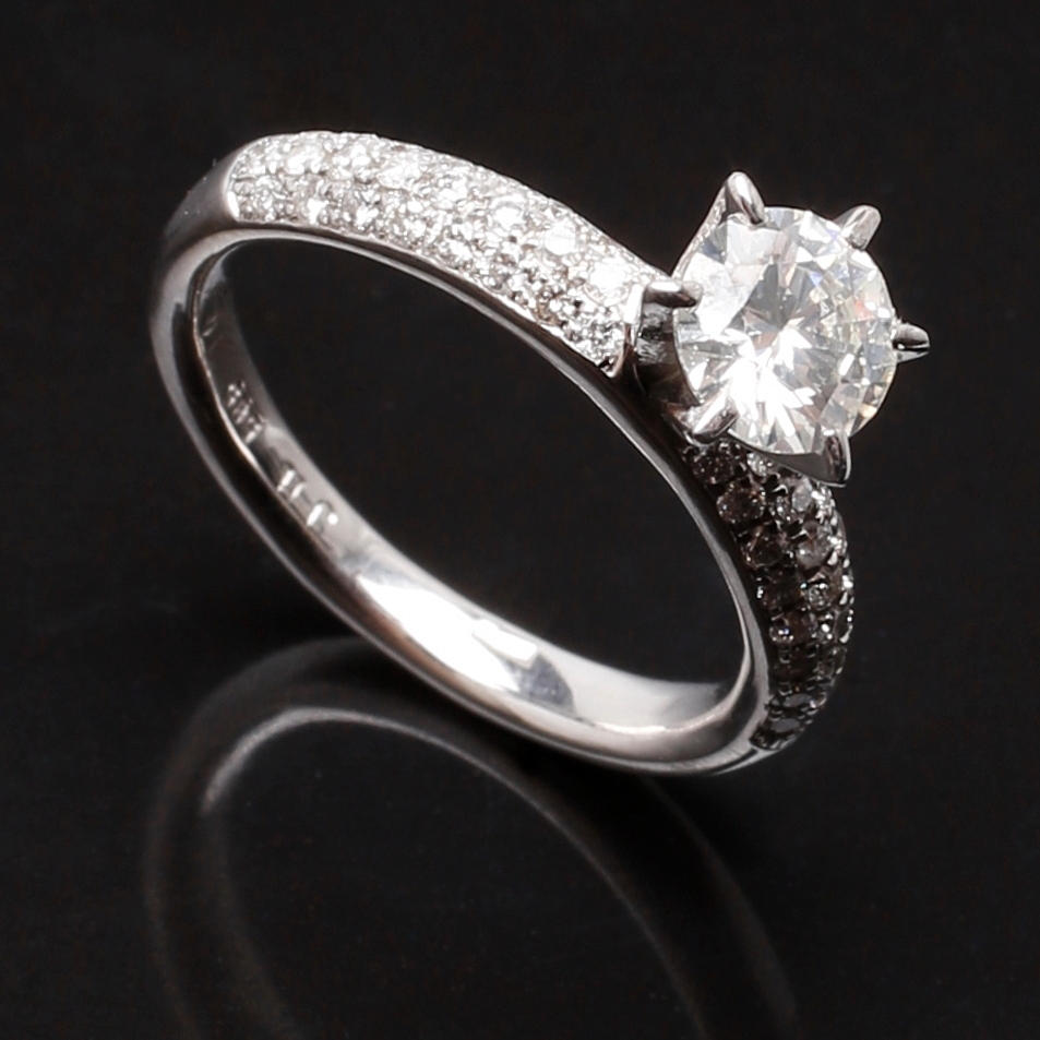 RING i 14 K vitguld med diamanter totalt 1,31 ct (0,78+0,53 ct).