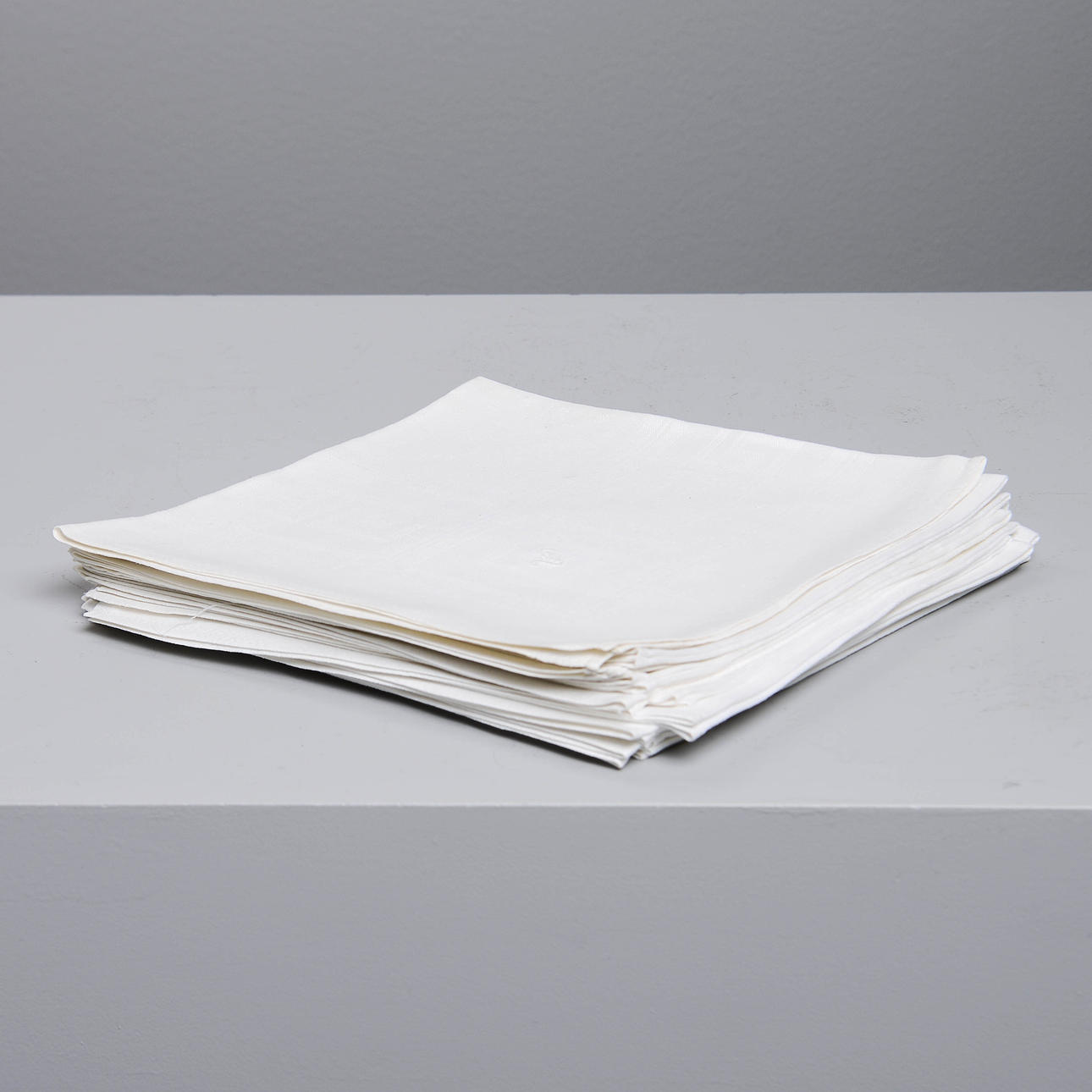 LINNESERVETTER, 12 st, ca 48 x 48 cm.