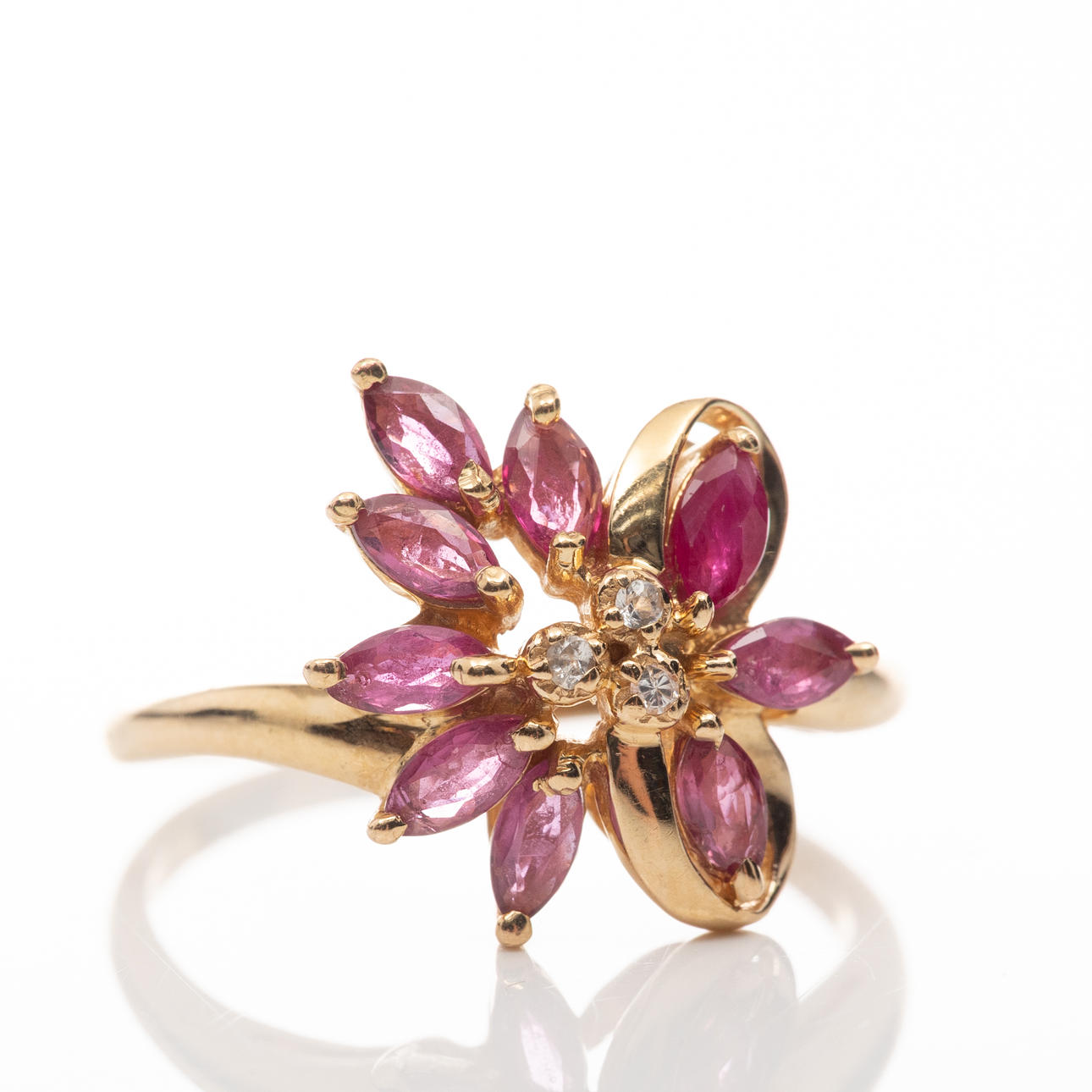 RING, 18K gold, Rubies 0,6 ct, Diamonds.