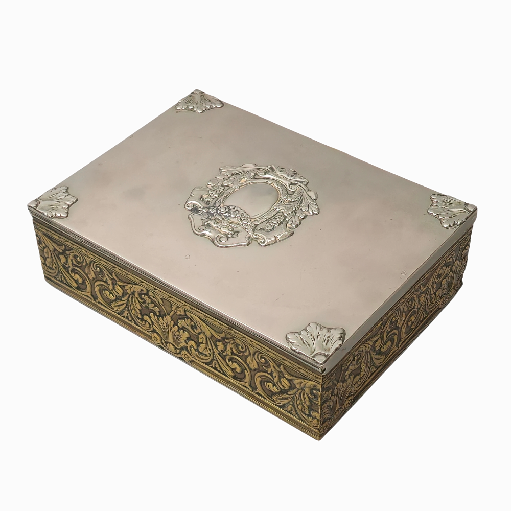 CIGARETTE CASE IN BRONZE AND SILVER METAL.