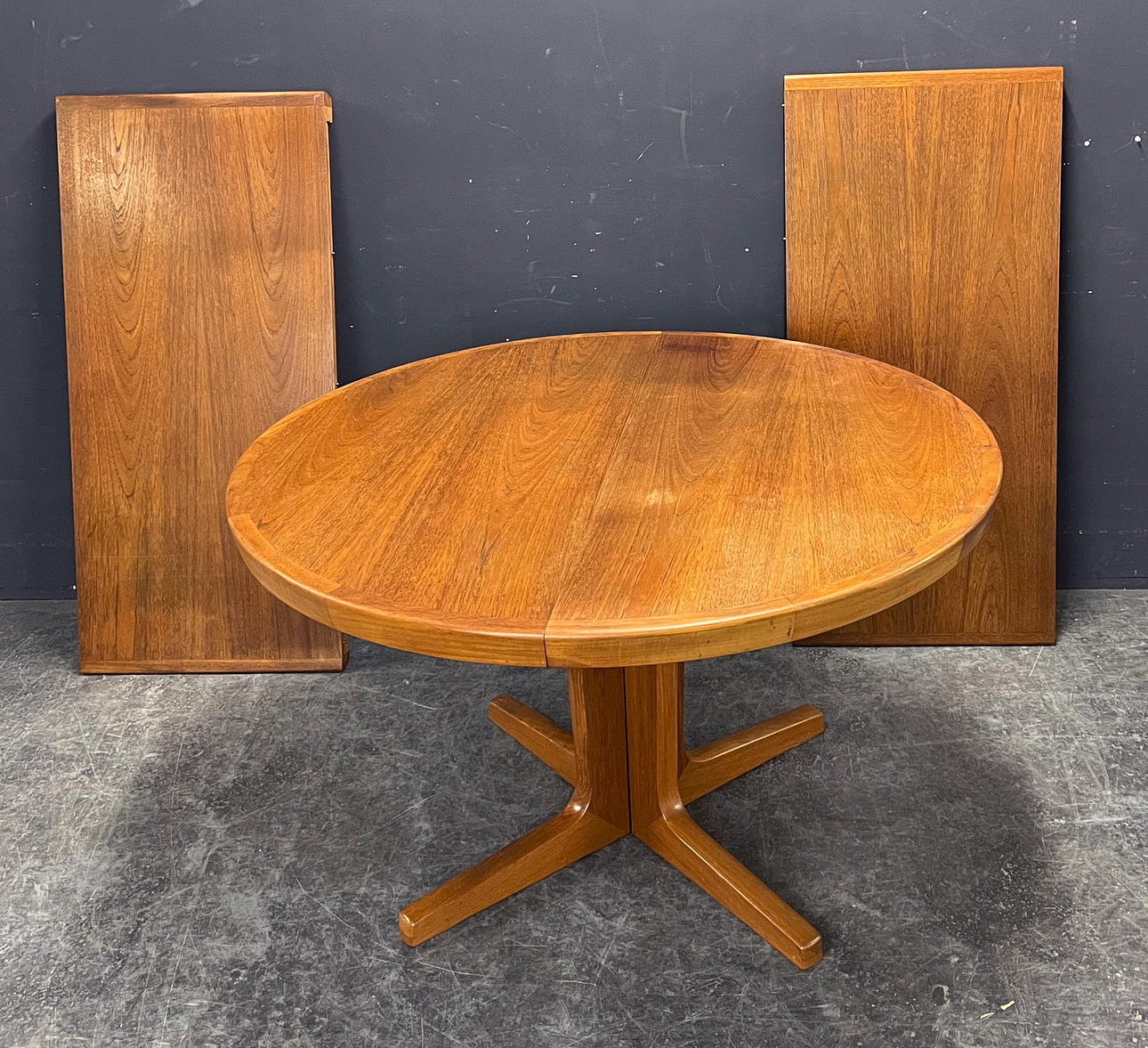 LARGE EXTENDABLE DINING TABLE. Furniture - Dining tables - Auctionet