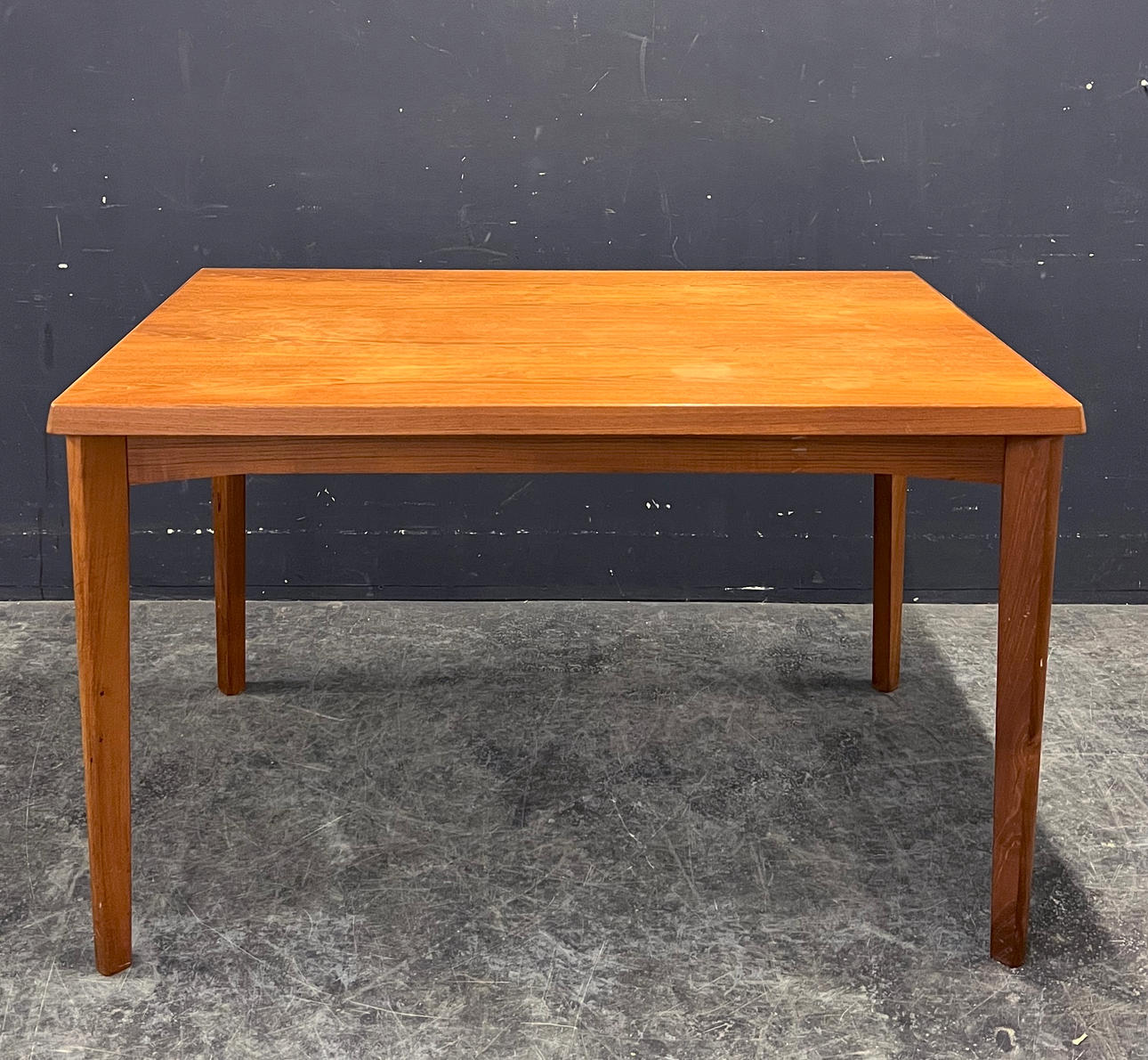 EXTENDABLE DINING TABLE.