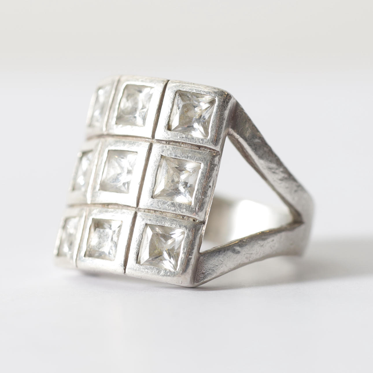 RING, sterlingsilver med stenar. Totalvikt ca 10,4 gram.