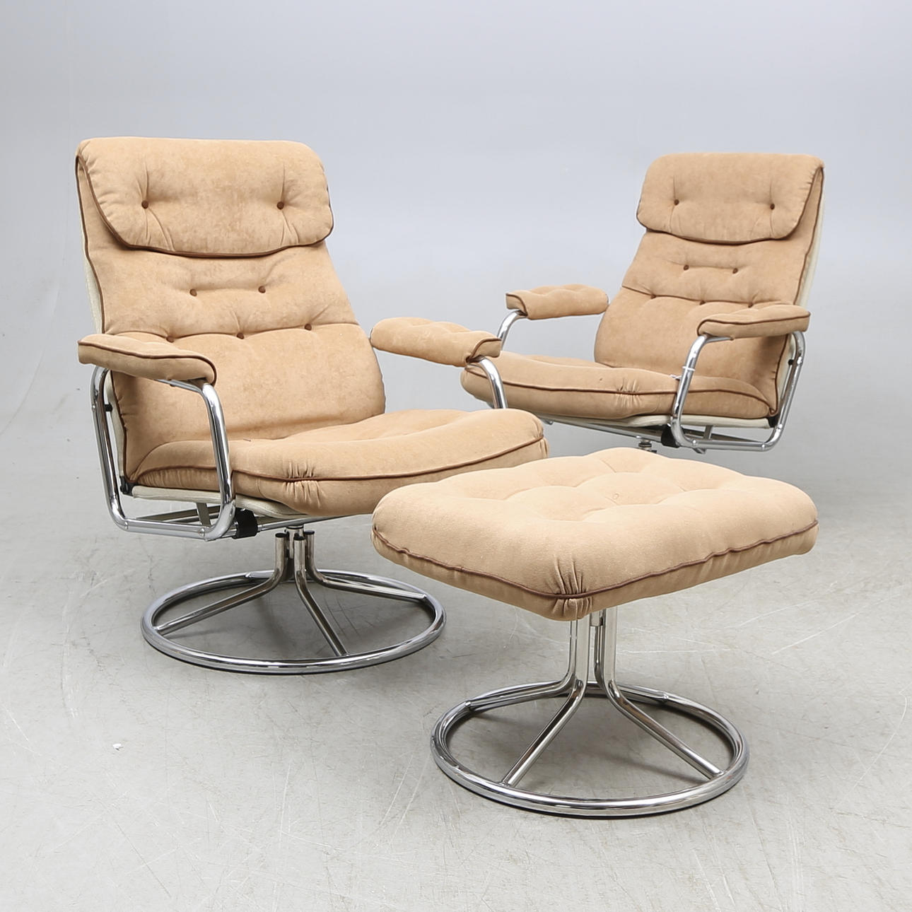 SNURRFÅTÖLJER, ett par, Ulferts, 1900-talets andra hälft.