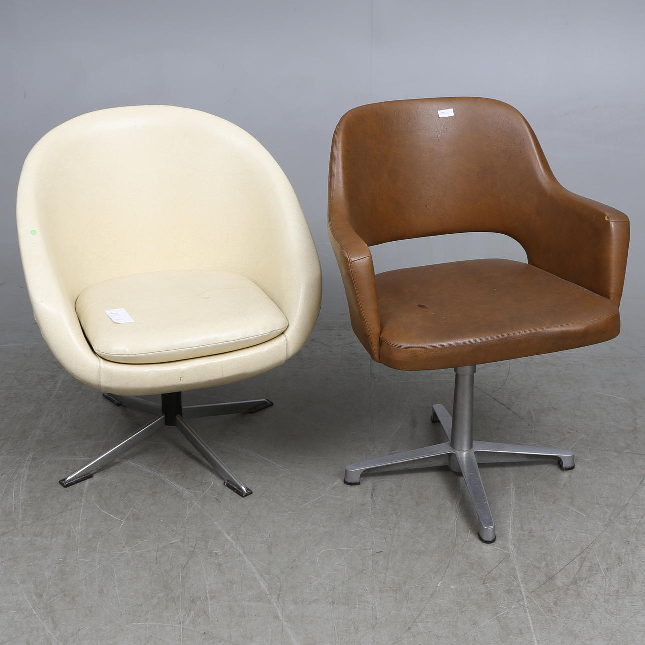 SNURRFÅTÖLJER, 2 st, 1900-talets andra hälft.