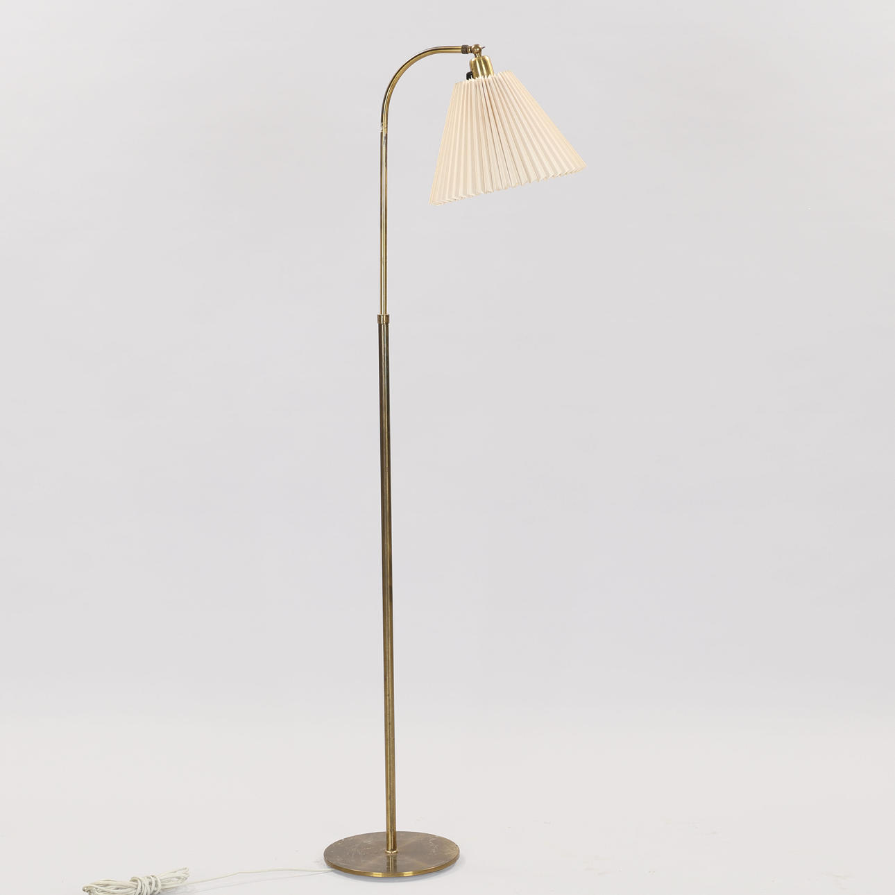 DANISH DESIGN. Adjustable brass floor lamp, pleated plastic screen, mid 1900s.