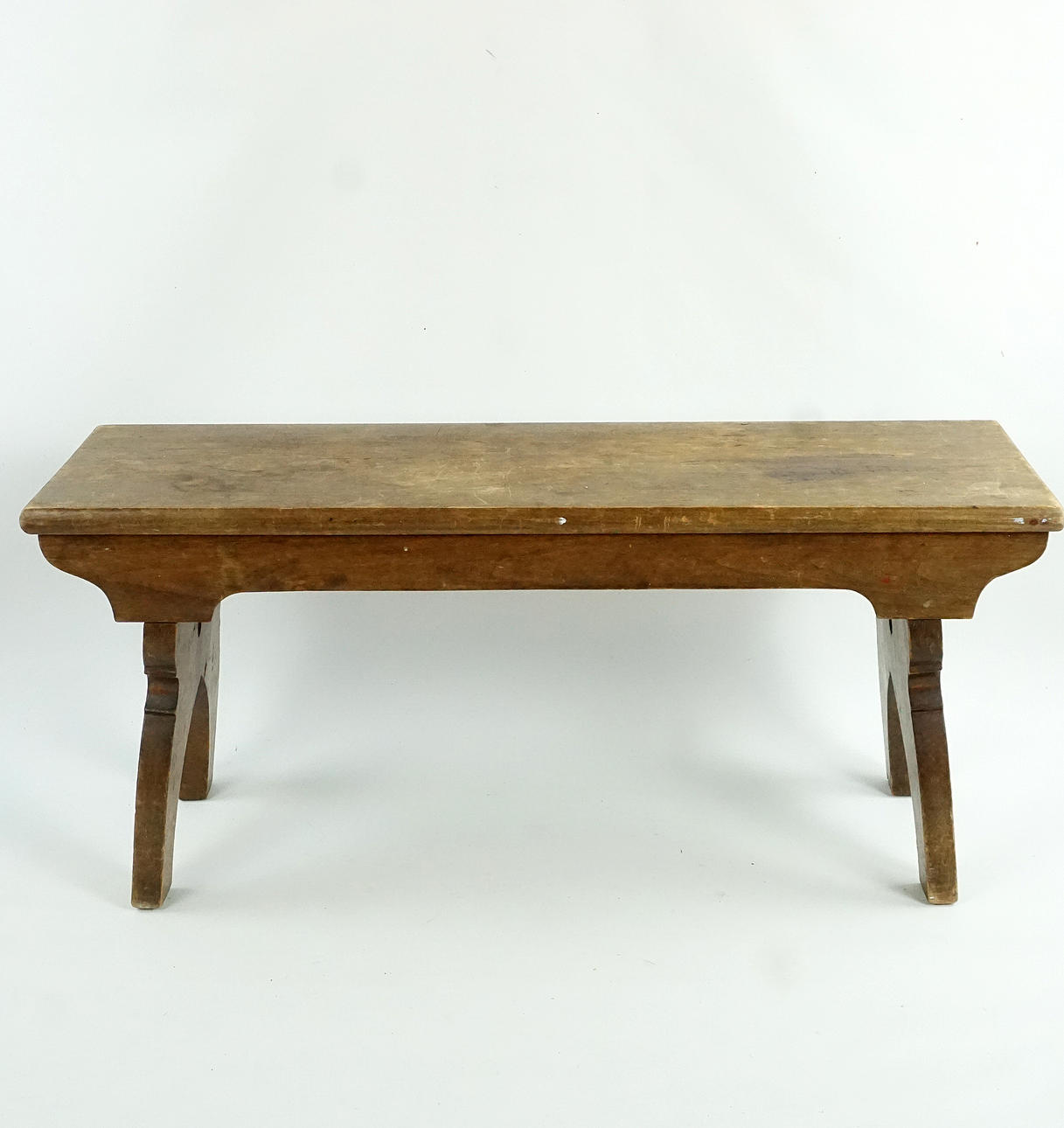 BÄNK/PALL. Betsat trä, 1900-tal.