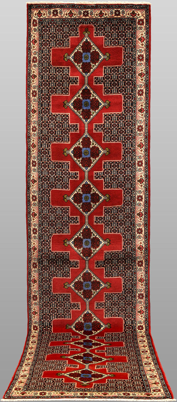 CARPET. Senneh gallery model, 393 x 95 cm.