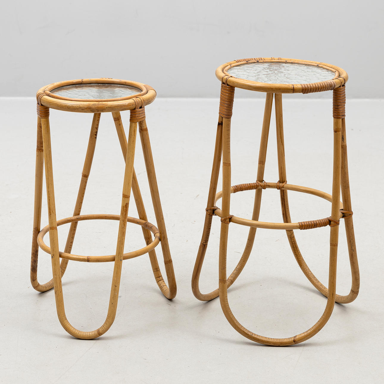 BLOMPIEDESTALER, 2 st, rotting, 1900-talets andra hälft.