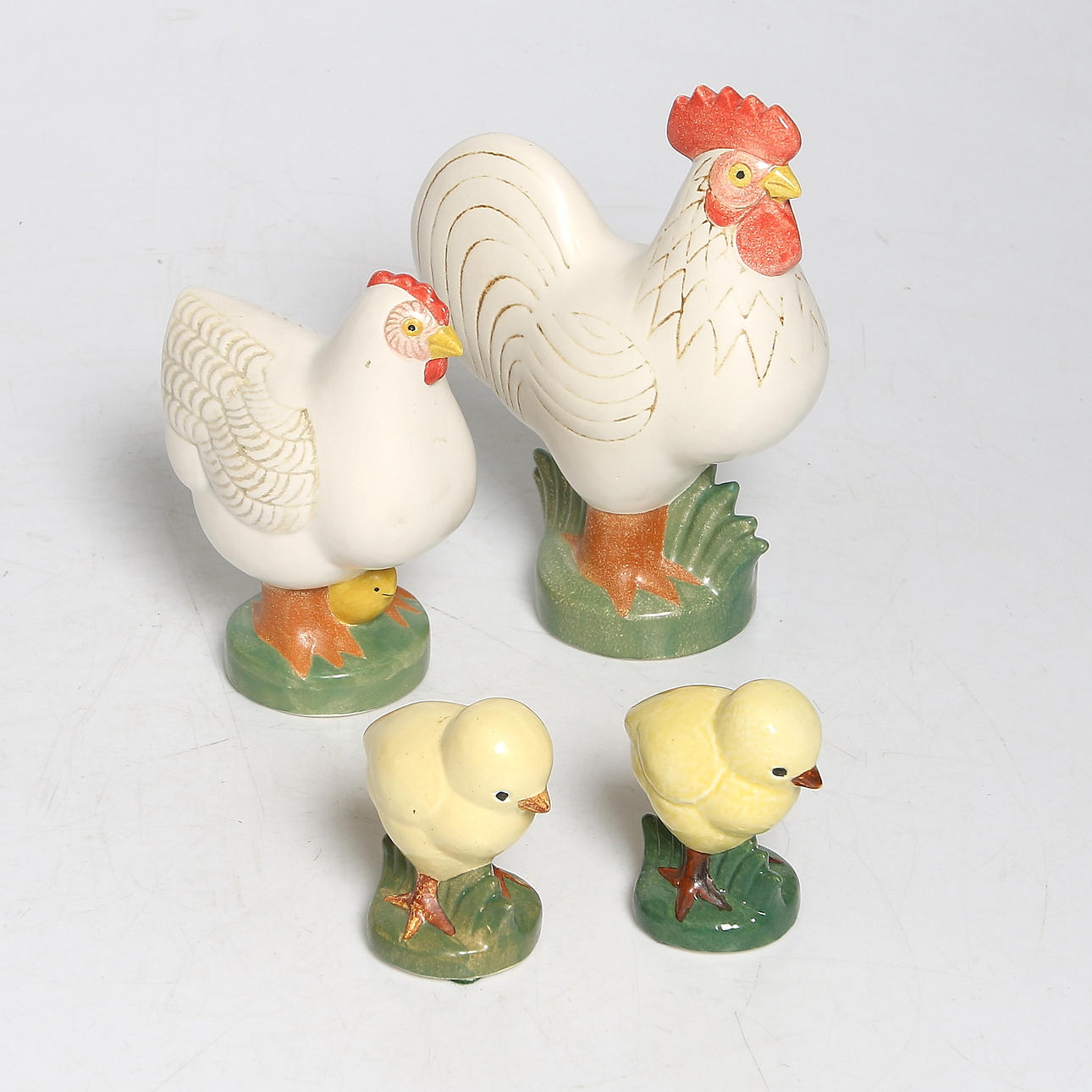 LISA LARSON. 4 delar, stengods, figurer, "Tupp", "Höna" och "Kycklingar", ur serien Leghorn, Gustavsberg.