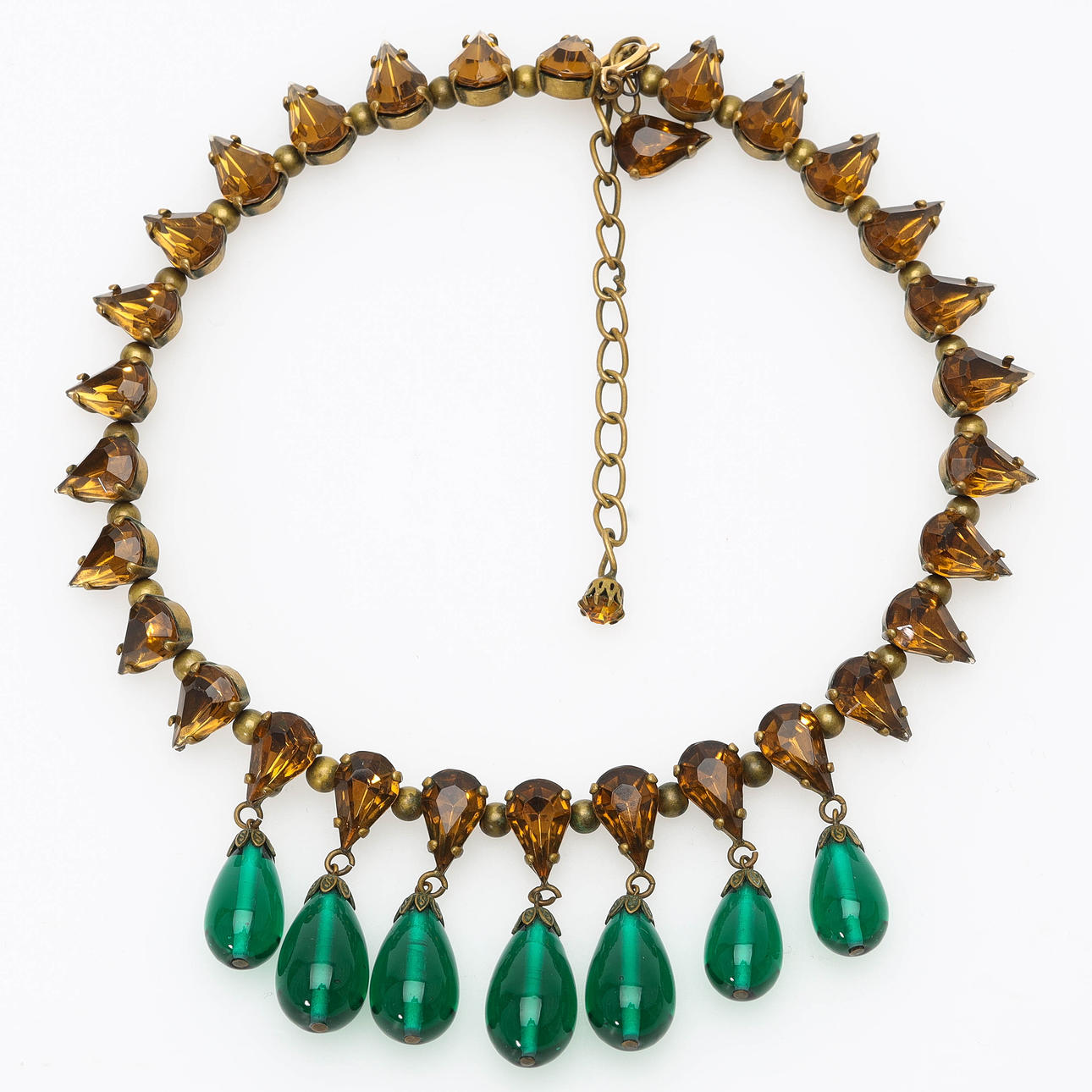 COLLIER, glas samt metall, 1900-talets första hälft.