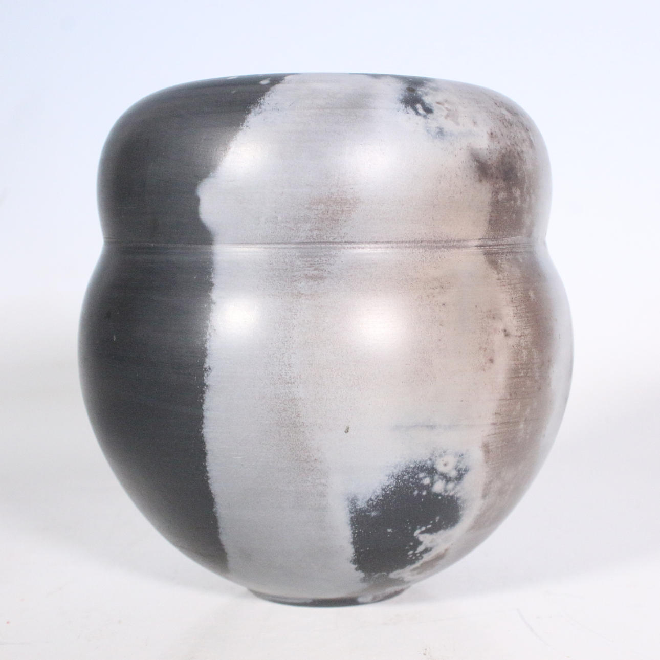 UNBEKANNTER KÜNSTLER. ceramic vase, signed.