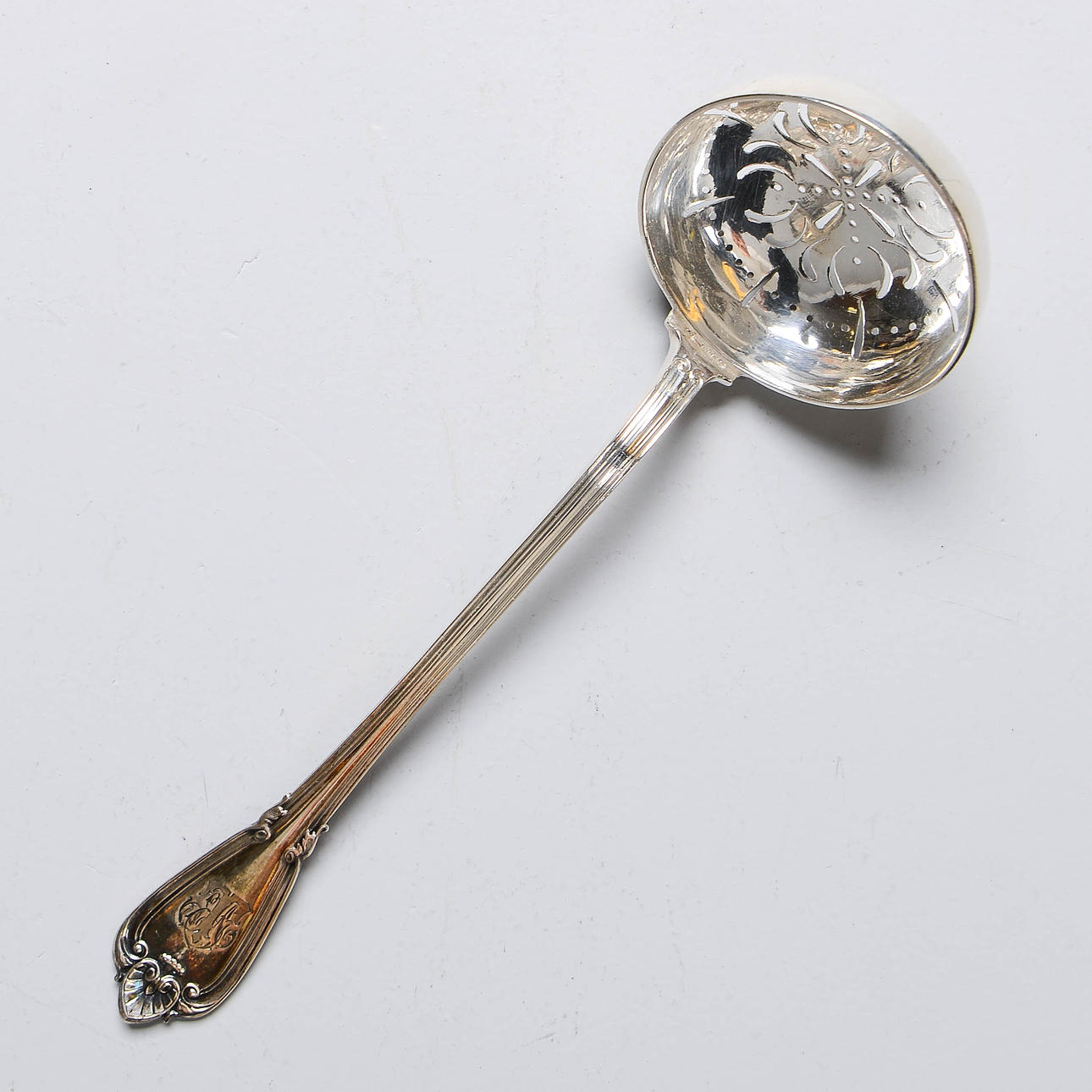 A silver sugar strainer, LL&C, Gothenburg, 1882.