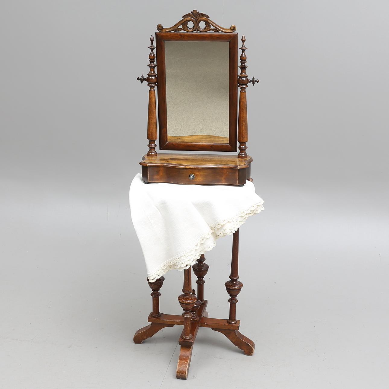 BORD, PIGTITTARE, samt LINNEDUK, 1800-tal.