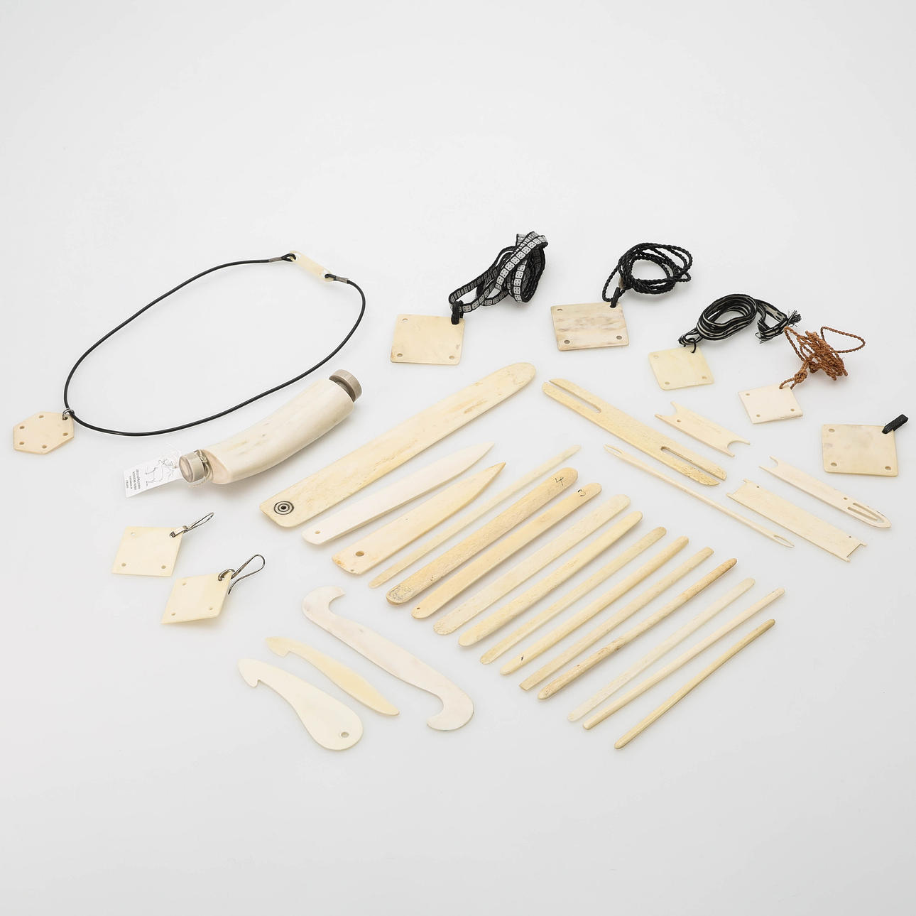 SEWING TOOLS, 32 pieces, bones/horns.