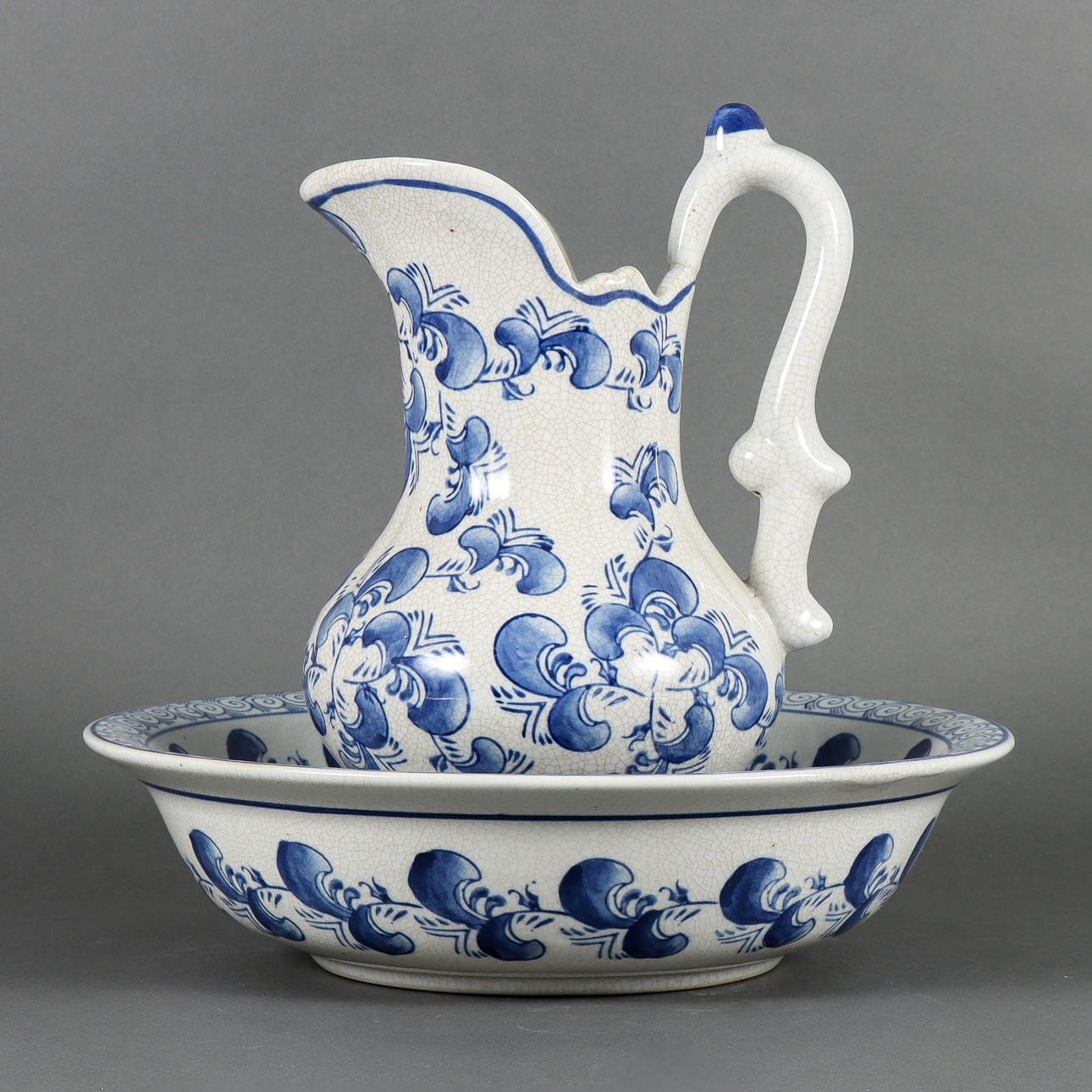 LAUNDRY SET China, modern manufacture.