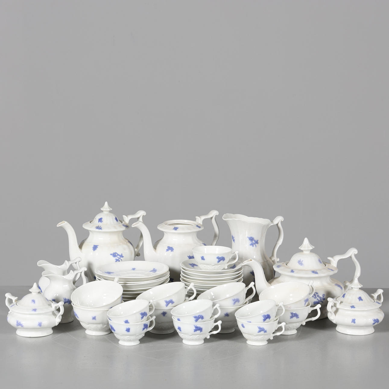 KAFFE samt TESERVIS, 45 delar, porslin, "Blå Blom".