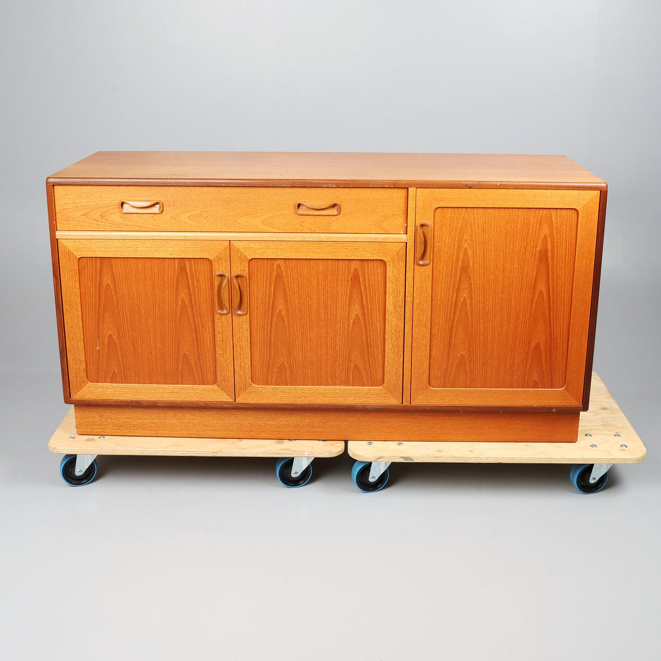 MID-CENTURY G-PLAN FRESCO TEAK SIDEBOARD.