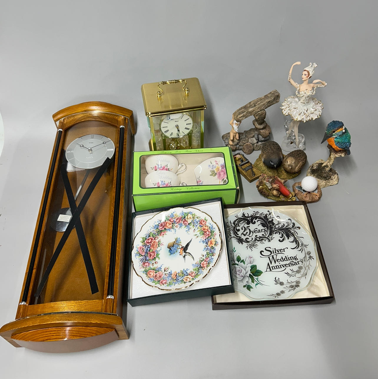 A GROUP OF MIXED ITEMS.