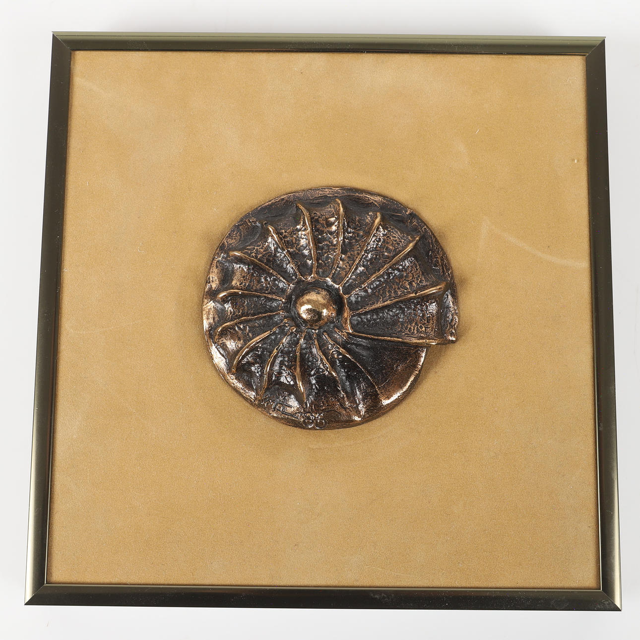 OIDENTIFIERAD KONSTNÄR. Relief, snäcka, brons, signerad HL-86.