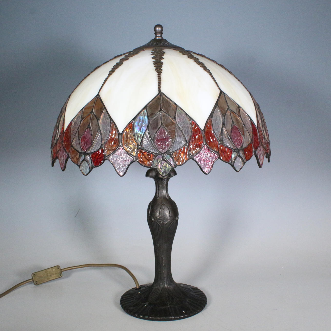 Tiffany style table lamp.