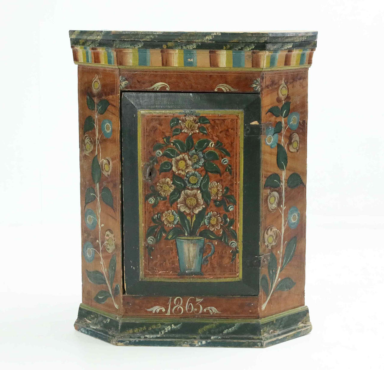 An almoge corner cupboard, 19th century.