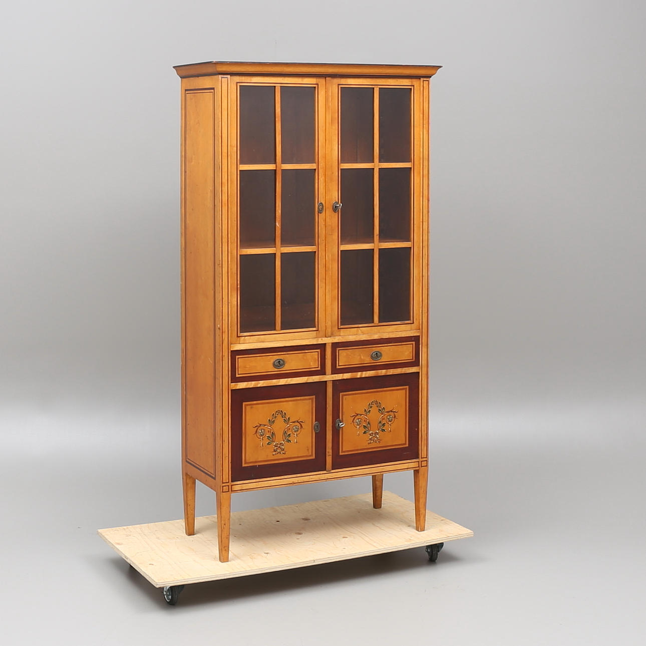 VITRINSKÅP, 1900-tal.