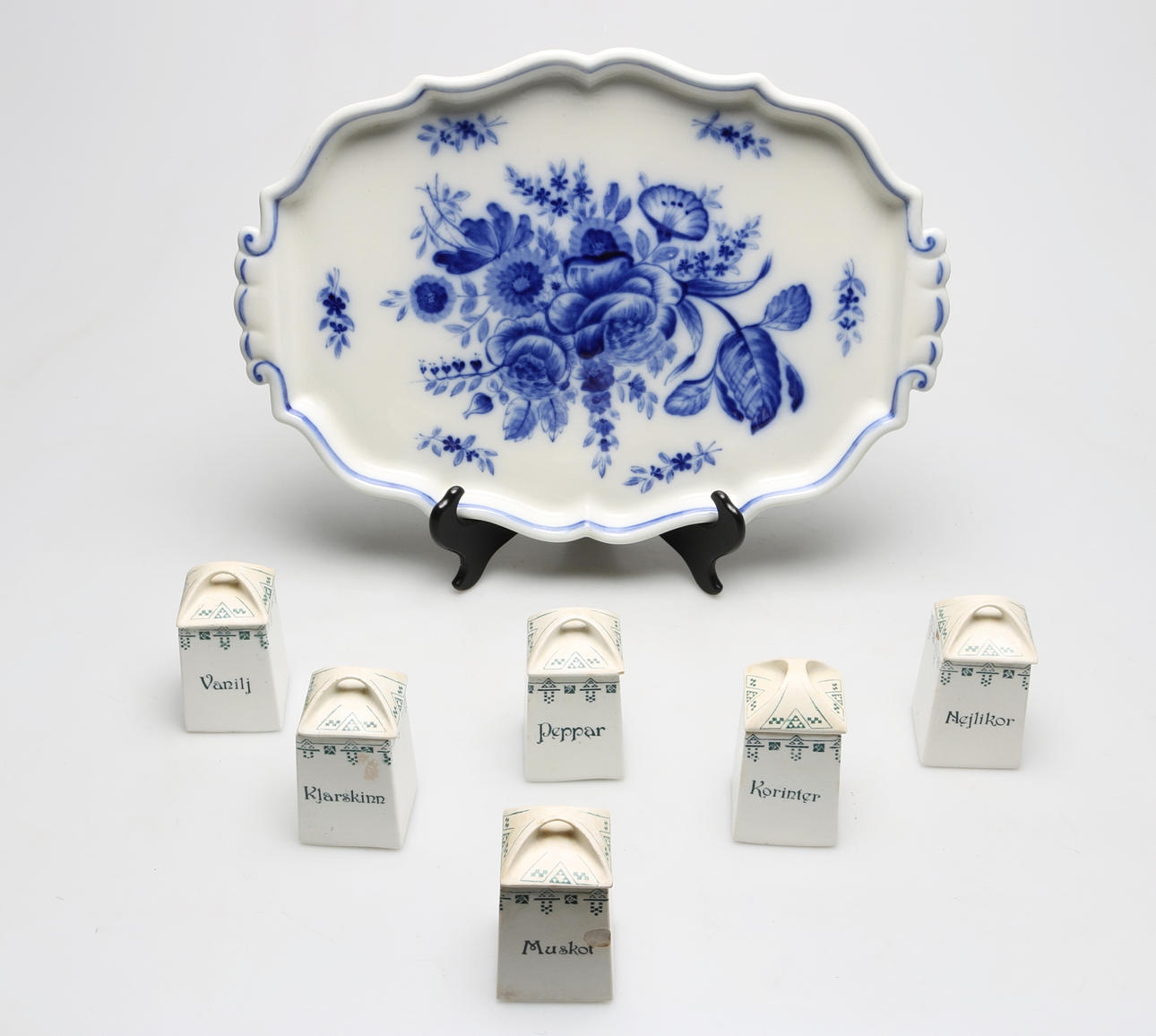 BRICKA samt KRYDDBURKAR, 7 delar, keramik, Gefle samt Gustavsberg, 1900-talets första del.