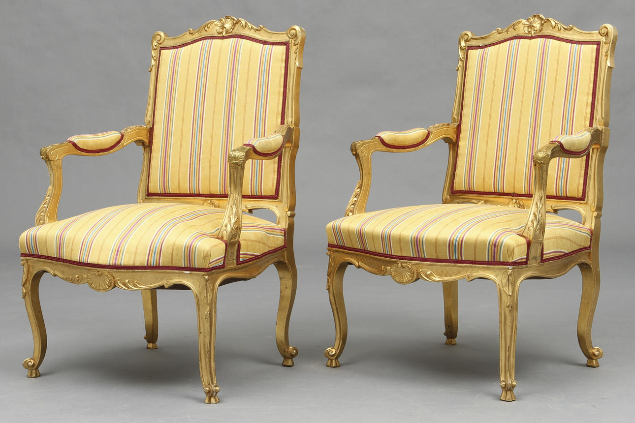 ARMLÄNSSTOLAR, ett par. Rokokostil, omkring 1900.