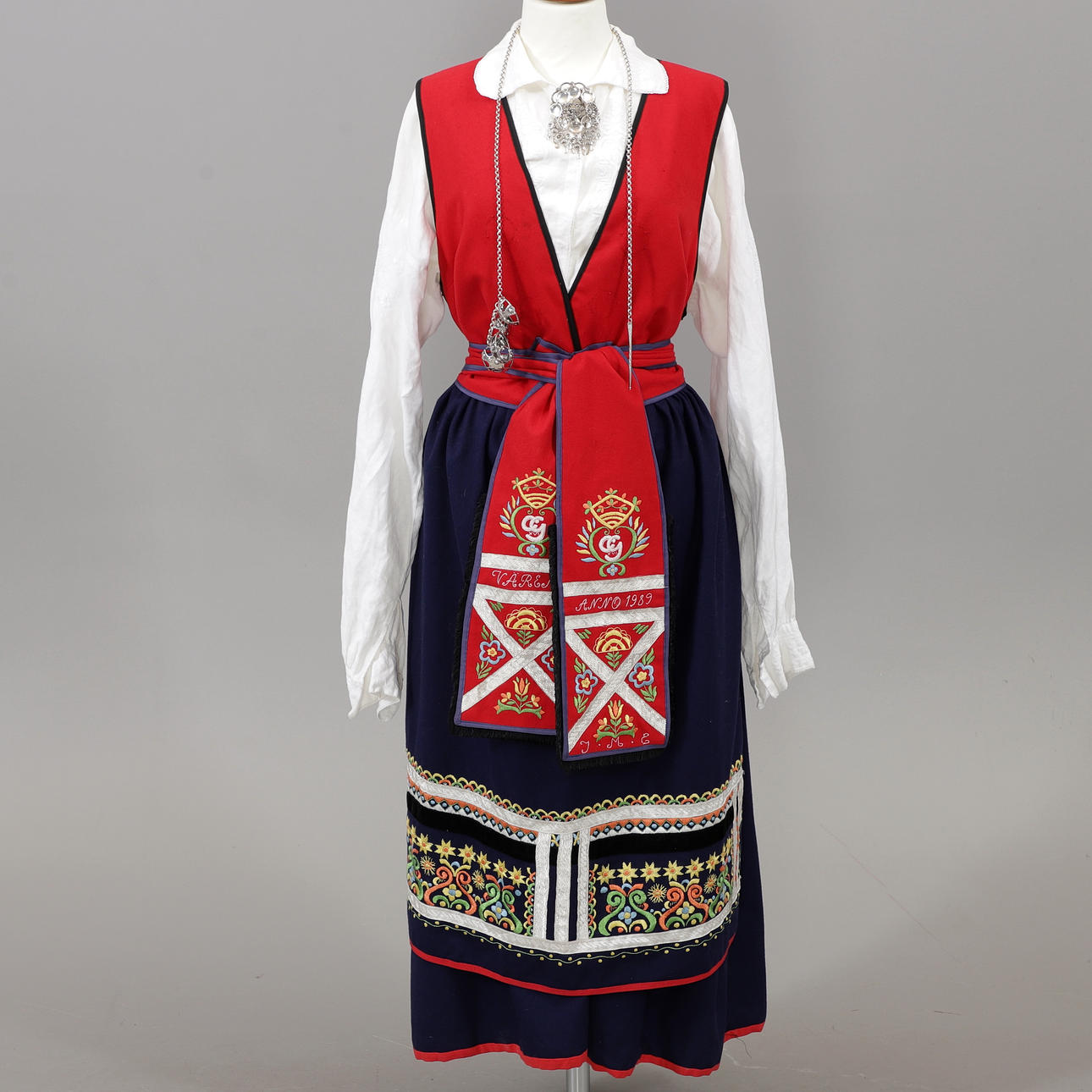 VÄRENDSDRÄKT, 1989.