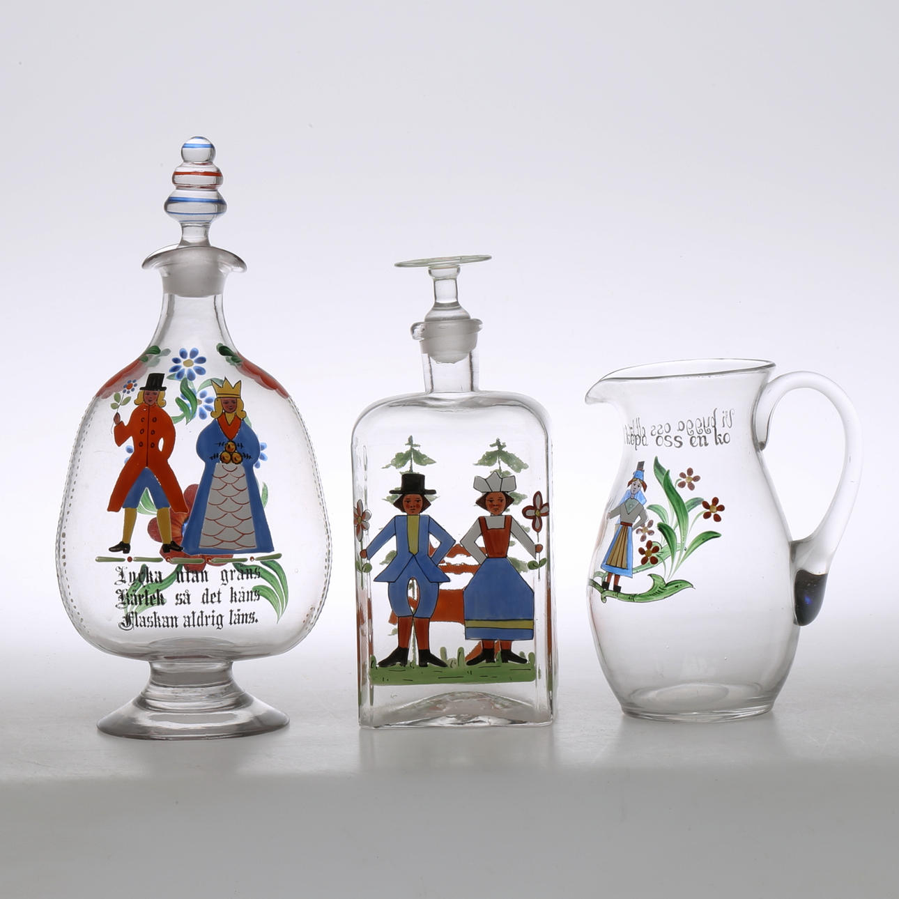 KARAFFER, 2 st, samt TILLBRINGARE, målad dekor, 1900-tal.