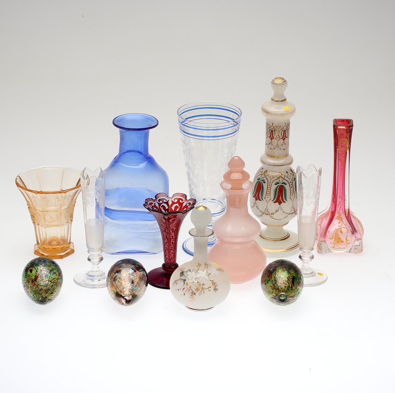 GLASFÖREMÅL, 13 st, 1900-tal.