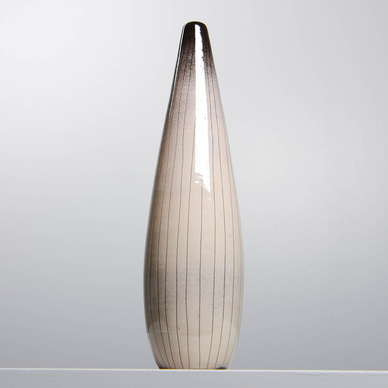 VICKE LINDSTRAND. Vas, modell 3030, Upsala-Ekeby, 1950.