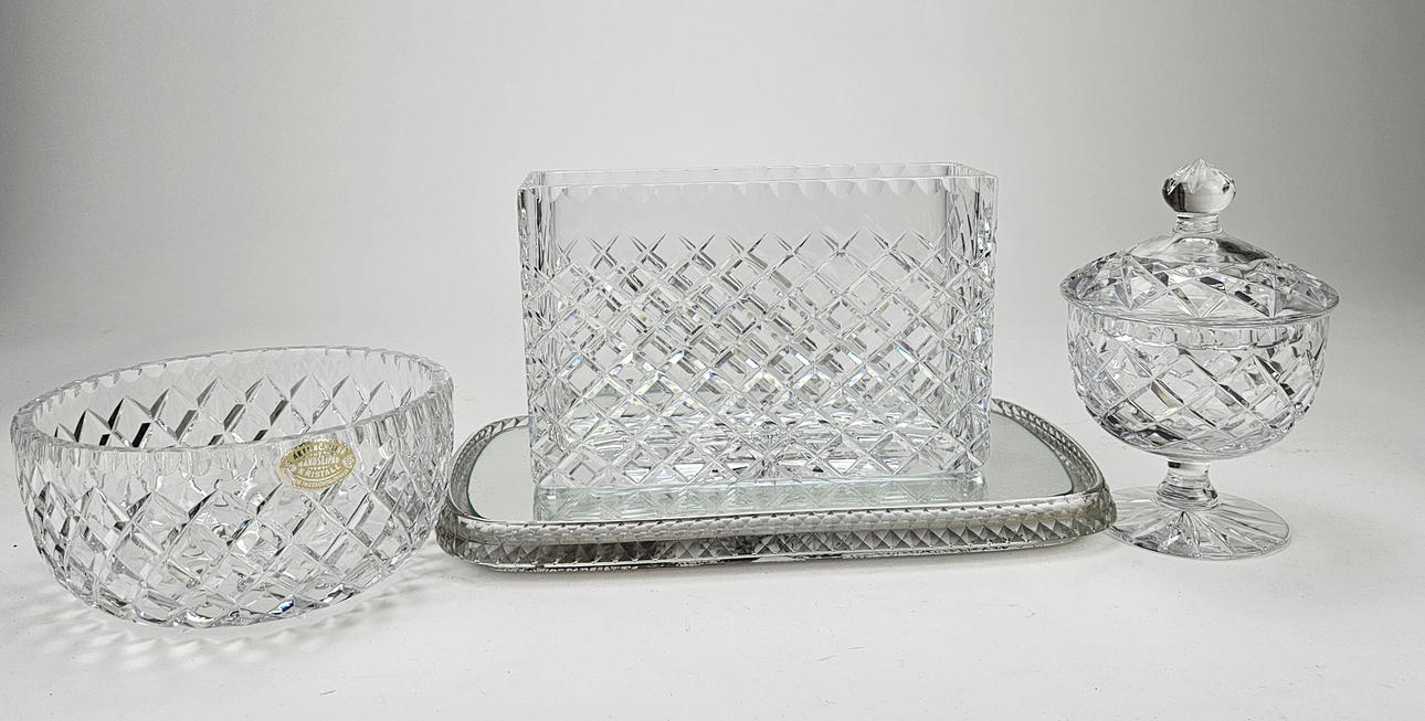 GLASFÖREMÅL, 4 delar, 1900-tal.