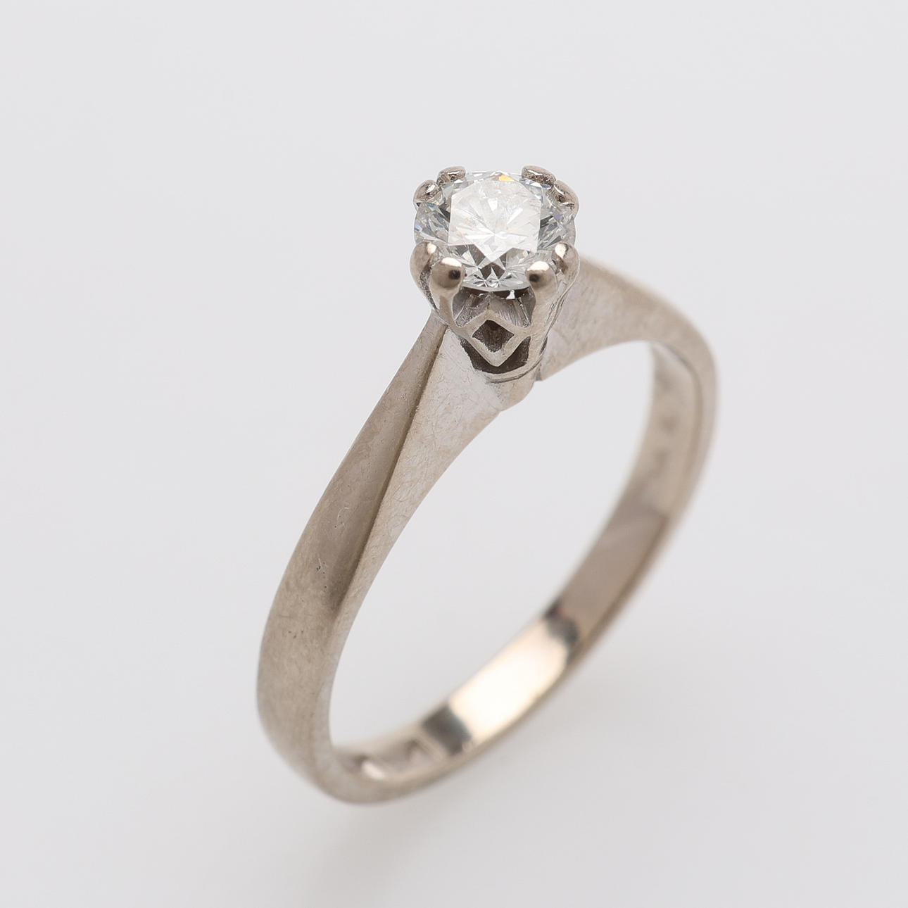 RING, 18K VITGULD MED BRILJANT 0,37 CT.