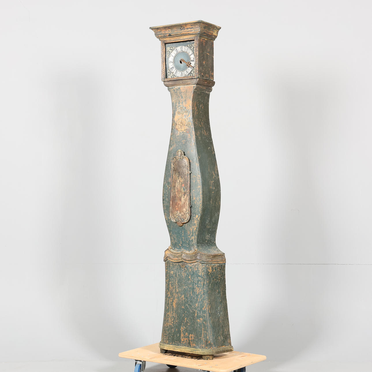 A common floor clock, 17th/19th century.