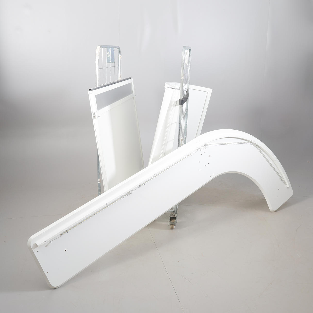 RECEPTIONSDISK, vitlaminerad, vit lackat trä, samtida.