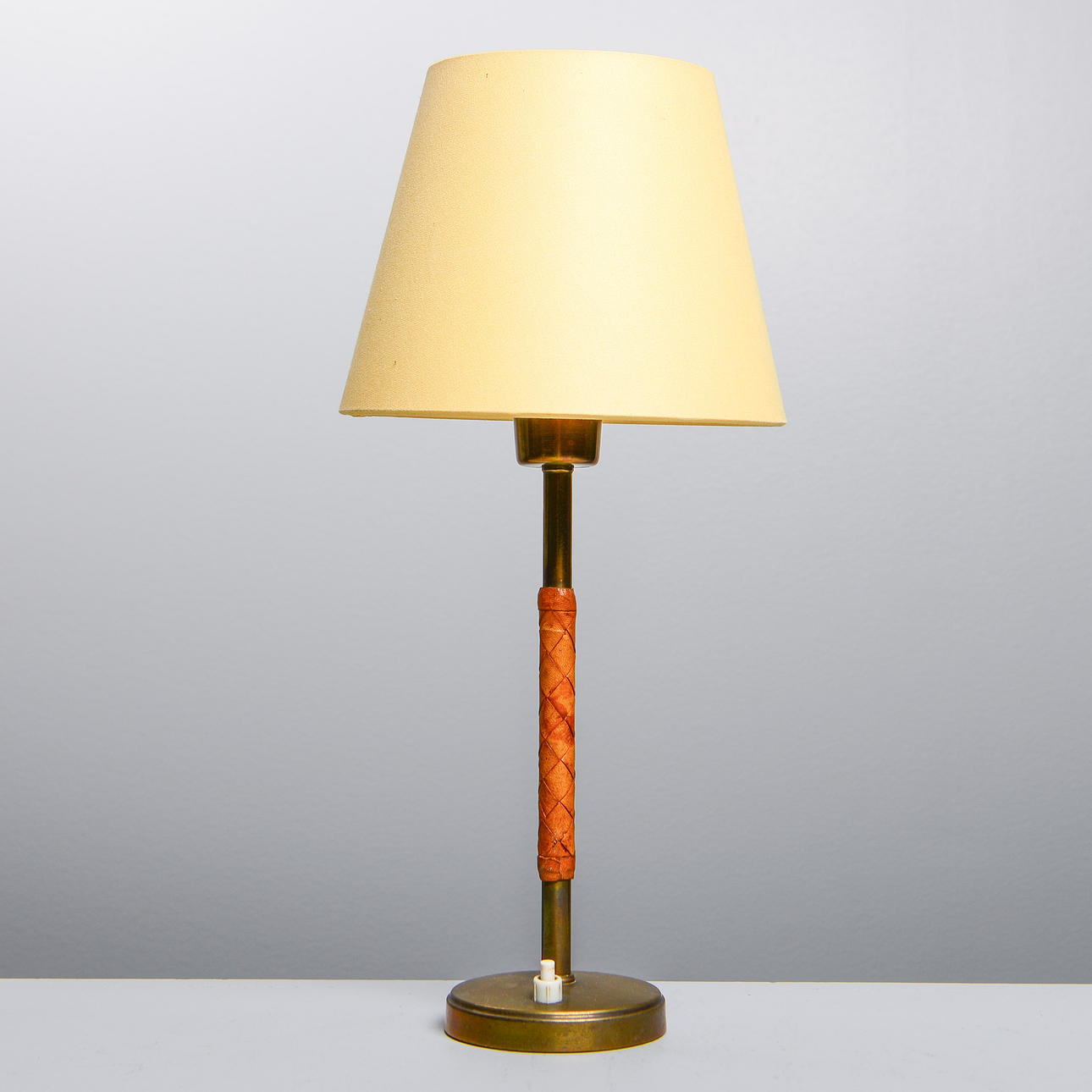 A table lamp, brass & leather, mid 20th century.
