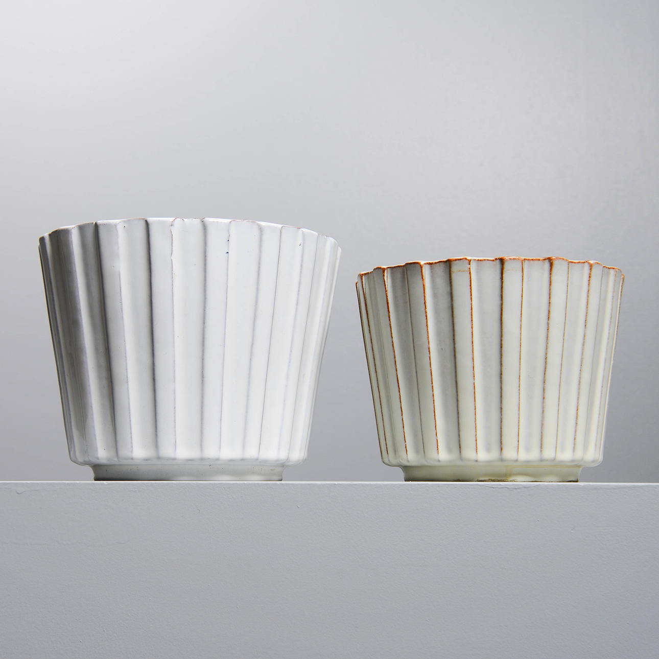 VICKE LINDSTRAND. Ytterfoder, 2 st, modell 7 & 8, Upsala-Ekeby, 1944-54.